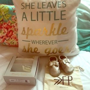 👑Freshly Picked Bow Moccs- Platinum EUC